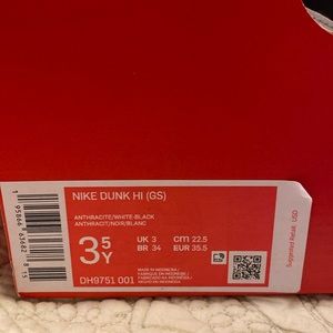 Boys size 3.5 Nike Dunk High